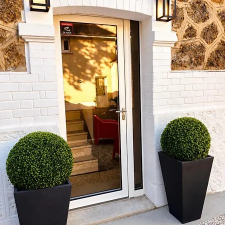 5 Min Avenue De Champagne , Du Quai, 8 Max, 2 Jacuzzi, Arcade, Billard, Parking Villa *